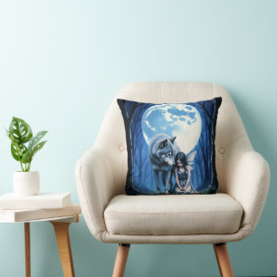 Coussin Lien sous la lune – Le loup et la fée gothique.