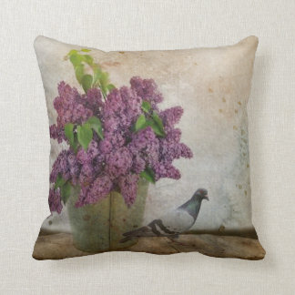 Coussin Lilas dans un vieux seau rouillé