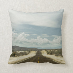 Coussin Longue route droite par le paysage de Baja de
