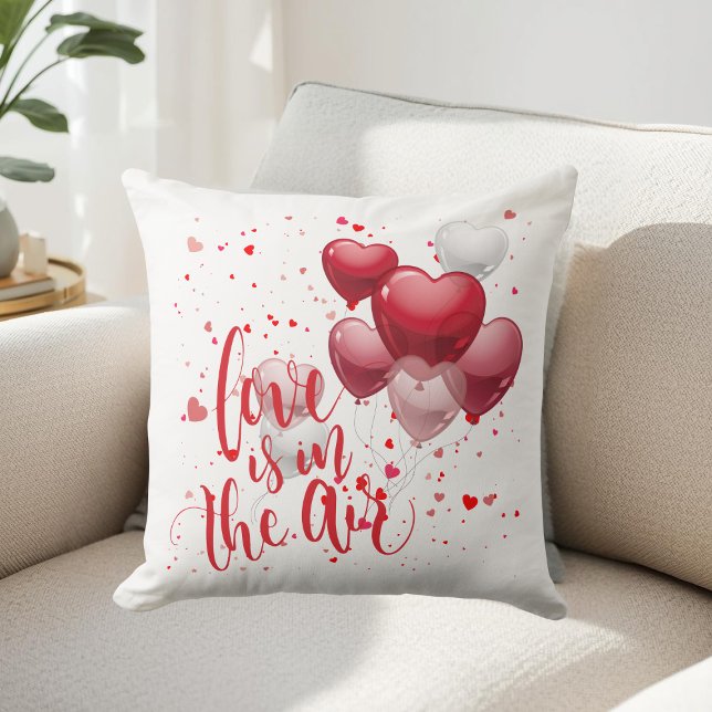 Coussin Love Is In The Air Throw Pillow (Créateur téléchargé)