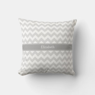 Coussin Lt Gris Chevron Blanc Nom Monogramme Gris