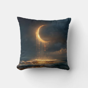 Coussin Lune surréelle de croissant d'or au-dessus de l'oc