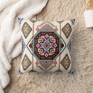 Coussin Luxe monochrome et médaillon tribal ocre