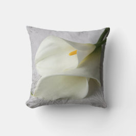 Coussin lys calla blancs sur l'oreiller à jetons de lin