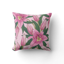 Lys florissants dans l'oreiller rose pastel