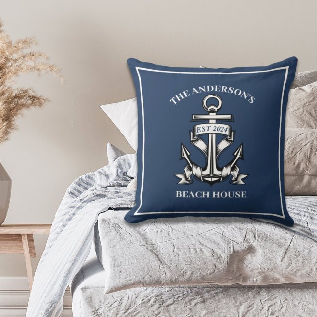 Coussin Maison de plage bateau nautique ancre nom de famil (Nautical Boat Beach House Anchor Family Name Est Throw Pillow)