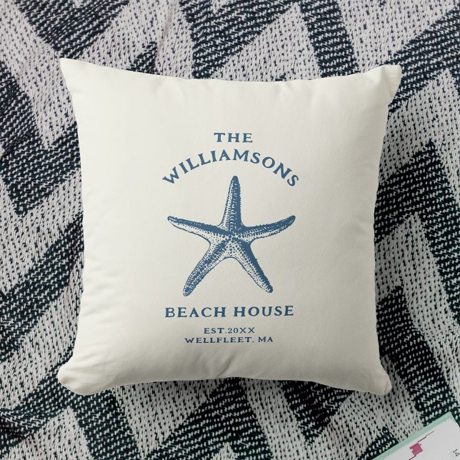 Coussin Maison de plage de Starfish Côte Bleue Personnalis (A white decorative pillow features a blue starfish design with text "The Williamsons Beach House")