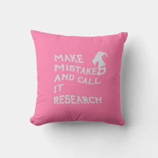 Coussin Make Mistakes and Call it Research Throw Pillow