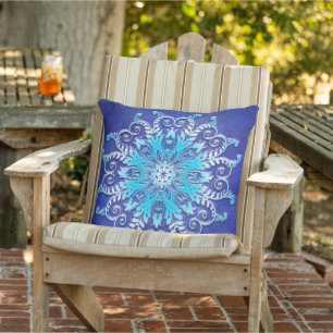 Coussin Mandala floral bleu sur fond grunge.
