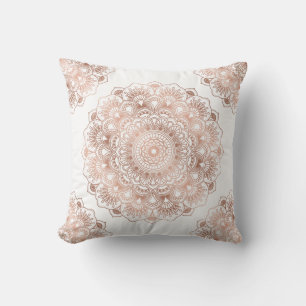 Coussin mandala rose-or floral sur arrière - plan blanc