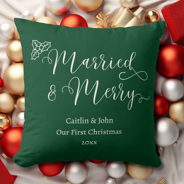 Coussin Mariés et Joyeux Premier Noël des jeunes mariés Ve (Married & Merry custom newlywed couples our first Christmas together in green with white typography.)