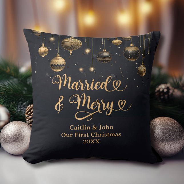 Coussin Mariés Joyeux 1er Noël Nouvellement Mariés Or Noir (Married & Merry Newlyweds 1st Christmas Pillow. Black & Gold Ornaments, Couple's Names, Wedding Date)