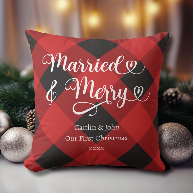 Coussin Mariés, Joyeux, Notre 1er Noël, Nouvellement Marié (Married and Merry Newlyweds First Christmas together Pillow with Couples' Names and Wedding Date.)