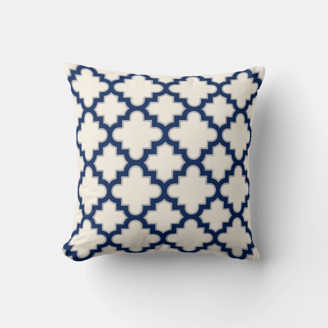 Coussin Marocain moderne Quatrefoil dans le gris crème de (Recto)