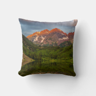 Coussin Maroon Bells se reflètent dans le calme du lac Mar