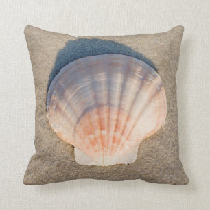 Coussin Mer Shell s'étendant sur la plage sablonneuse
