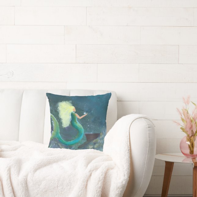 Coussin Mermaid with her pearl cushion throw pillow (Canapé)