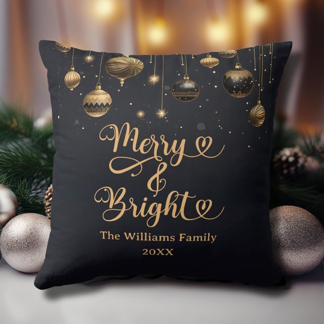 Coussin Merry and Bright Or Doré Noir de Noël Personnalisé (Merry and Bright Custom Christmas Throw Pillow in Black with Gold Ornaments, Family Name, Year.)