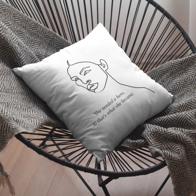 Coussin Minimal Noir Elle Est Devenue Un Héros Inspiration (Créateur téléchargé)
