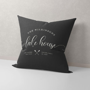 Coussin Modern Lake House Family Name Brush Script Gray