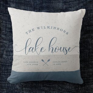 Coussin Modern Lake House Nom de famille Brève Script Bleu