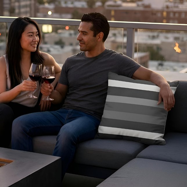 Coussin Moderna Linear | Carbone & Obsidienne (Lifestyle Shot (outdoor fabric))