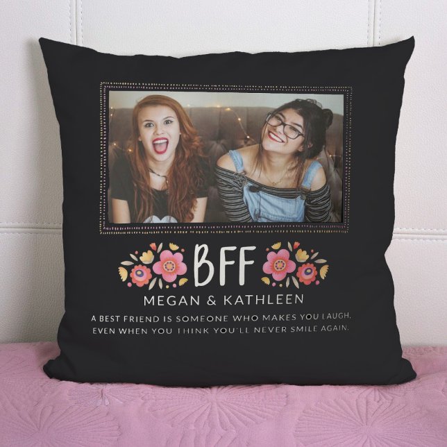 Coussin Moderne Best Friends Besties Photo Jeu d'oreiller (A cute BFF best friends photo pillow. Personalize it with your names and a short message.)