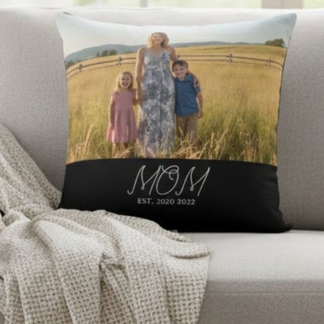 Coussin Mom Established Modern Script Photo  Throw Pillow (Créateur téléchargé)