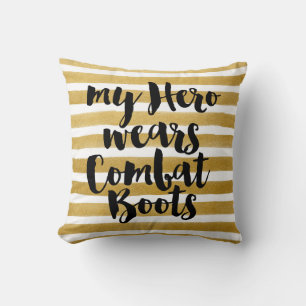 Coussin Mon héros porte des bottes de combat