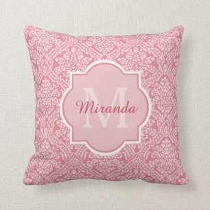 Coussin Monogramme assez rose de motif de damassé avec le