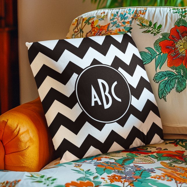 Coussin Monogramme blanc et noir de Chevron (White and Black Chevron Monogram Throw Pillow)