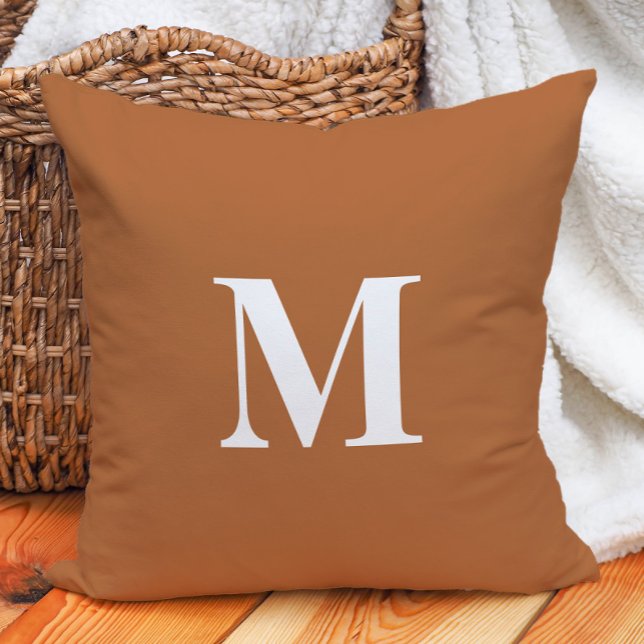 Coussin Monogramme blanc orange brûlé initial (Burnt orange and white monogram decorator pillow)