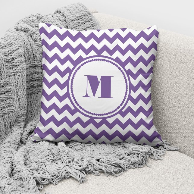 Coussin Monogramme Chevron Moderne Violet (Créateur téléchargé)