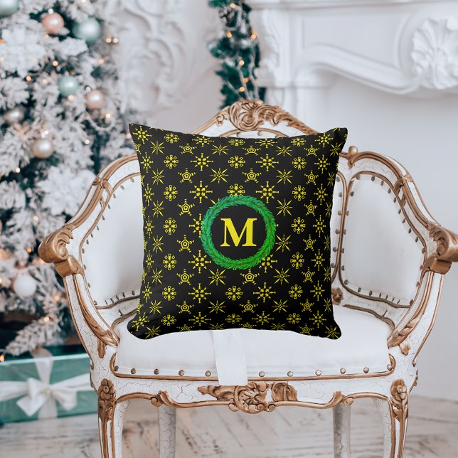 Coussin Monogramme de couronne Flacons de neige jaunes en  (Wreath Monogram Yellow Snowflakes in Black Throw Pillow)