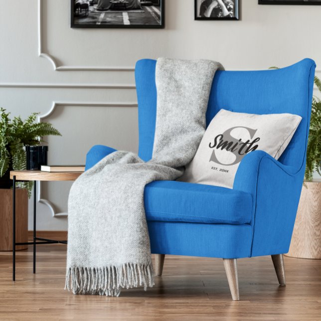 Coussin Monogramme de famille personnalisé gris et noir (Personalized Grey and Black Family Monogram Throw Pillow)