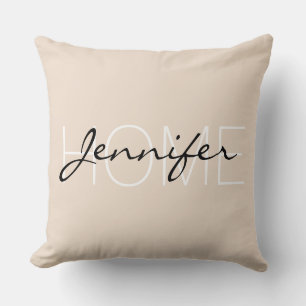 Coussin monogramme de la maison couleur amande