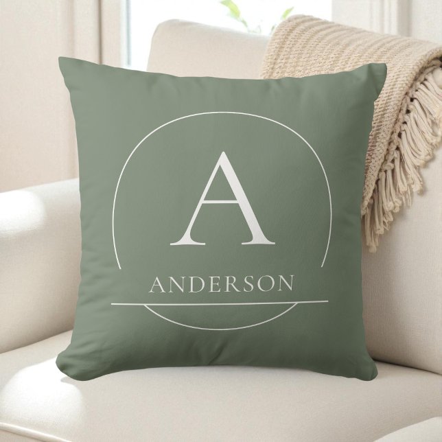 Coussin Monogramme de nom de famille simple en vert sauge  (Modern Sage Green Simple Family Name Monogram Throw Pillow)