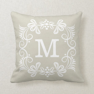 Coussin Monogramme fait sur commande blanc beige décoratif