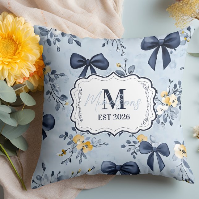 Coussin Monogramme Floral Élégant avec Ruban Bleu Personna (Créateur téléchargé)