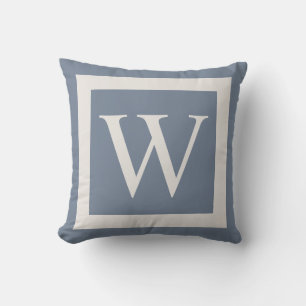 Coussin Monogramme géant sur Dusty Blue