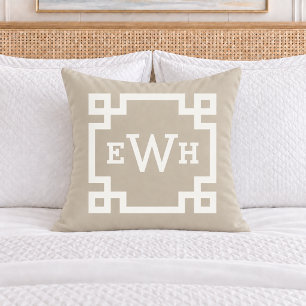 Coussin Monogramme initial clé grecque beige classique