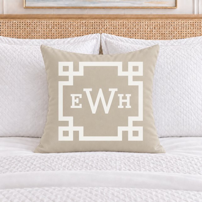 Coussin Monogramme initial clé grecque beige classique (Créateur téléchargé)