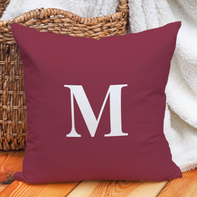 Coussin Monogramme Initial Violet Blanc Éditable (Burgundy and white monogram decorator pillow)