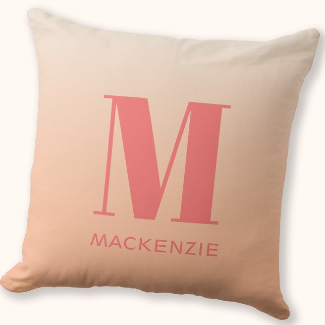Coussin Monogramme moderne Nom initial Peach Gradient (Monogram initial name personalized peach gradient throw pillow )