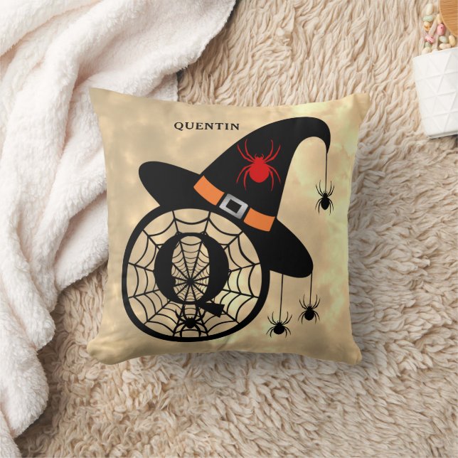 Coussin Monogramme Q Halloween Sky Witch Nom des araignées (Couverture)