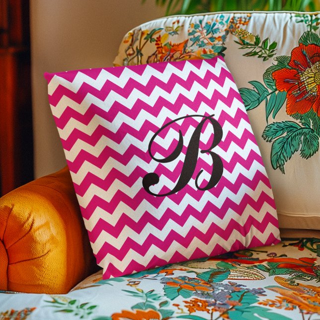 Coussin Monogramme rose vif et chevron blanc (Monogram Hot Pink and White Chevron Throw Pillow)