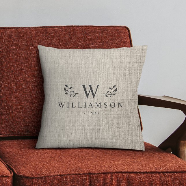 Coussin Monogramme Rustique moderne Nom de famille personn (Cuddle up in style! Our modern rustic monogram pillow, custom family charm on printed linen.)