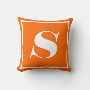 Coussin monogrammed solide orange blanc initial