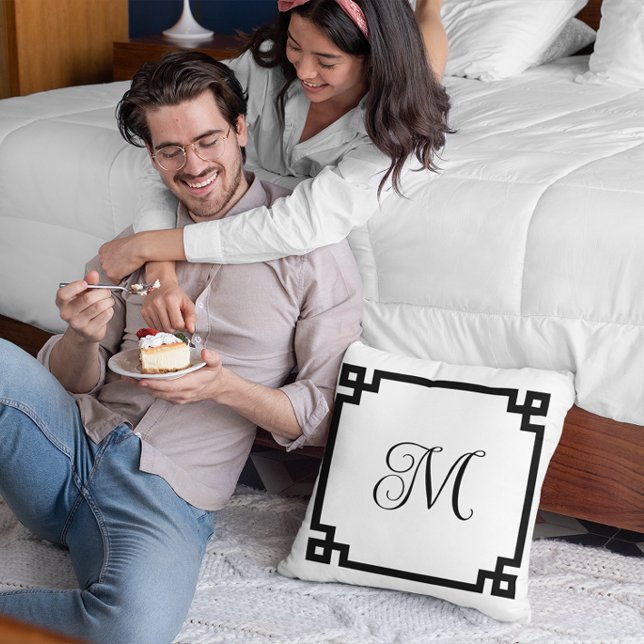 Coussin Monographie de la bordure de clé grecque noire (Create your own monogrammed Greek Key border square throw pillow.)
