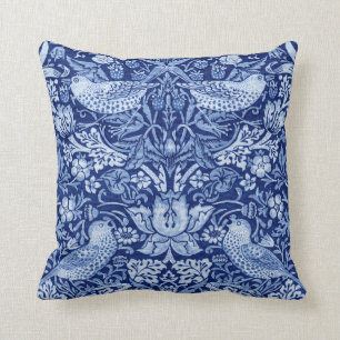 Coussin Monotone bleu de fraises Thief, William Morris